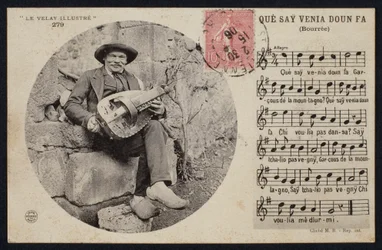 Postkarte, die einen Drehleierspieler und das Notenblatt einer Bourrée, um 1900 darstellt